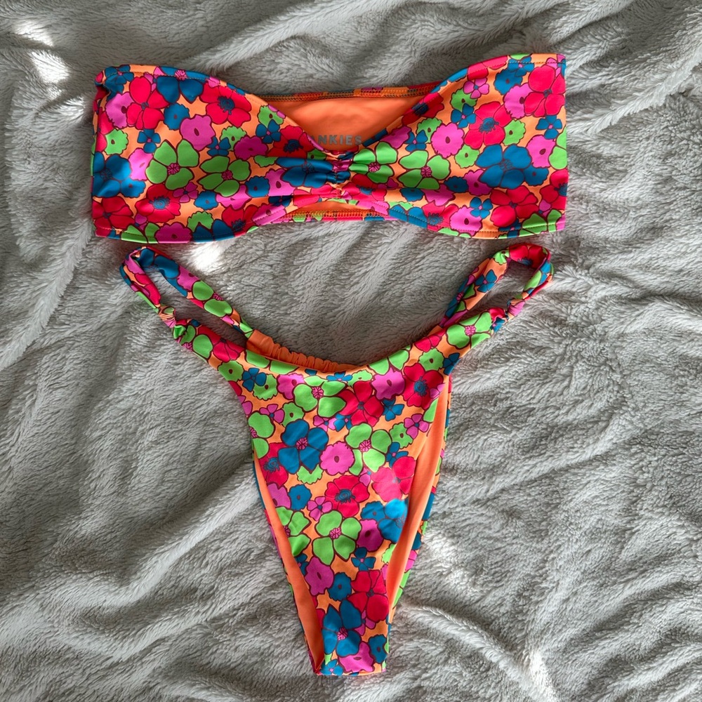 frankie’s bikinis set in groovy